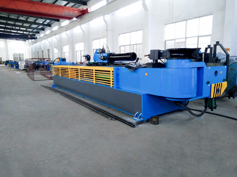 ماكينة ثني الأنابيب